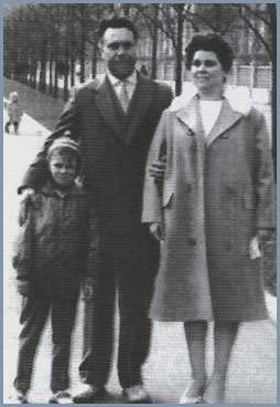 маленький Андрей с мамой и папой